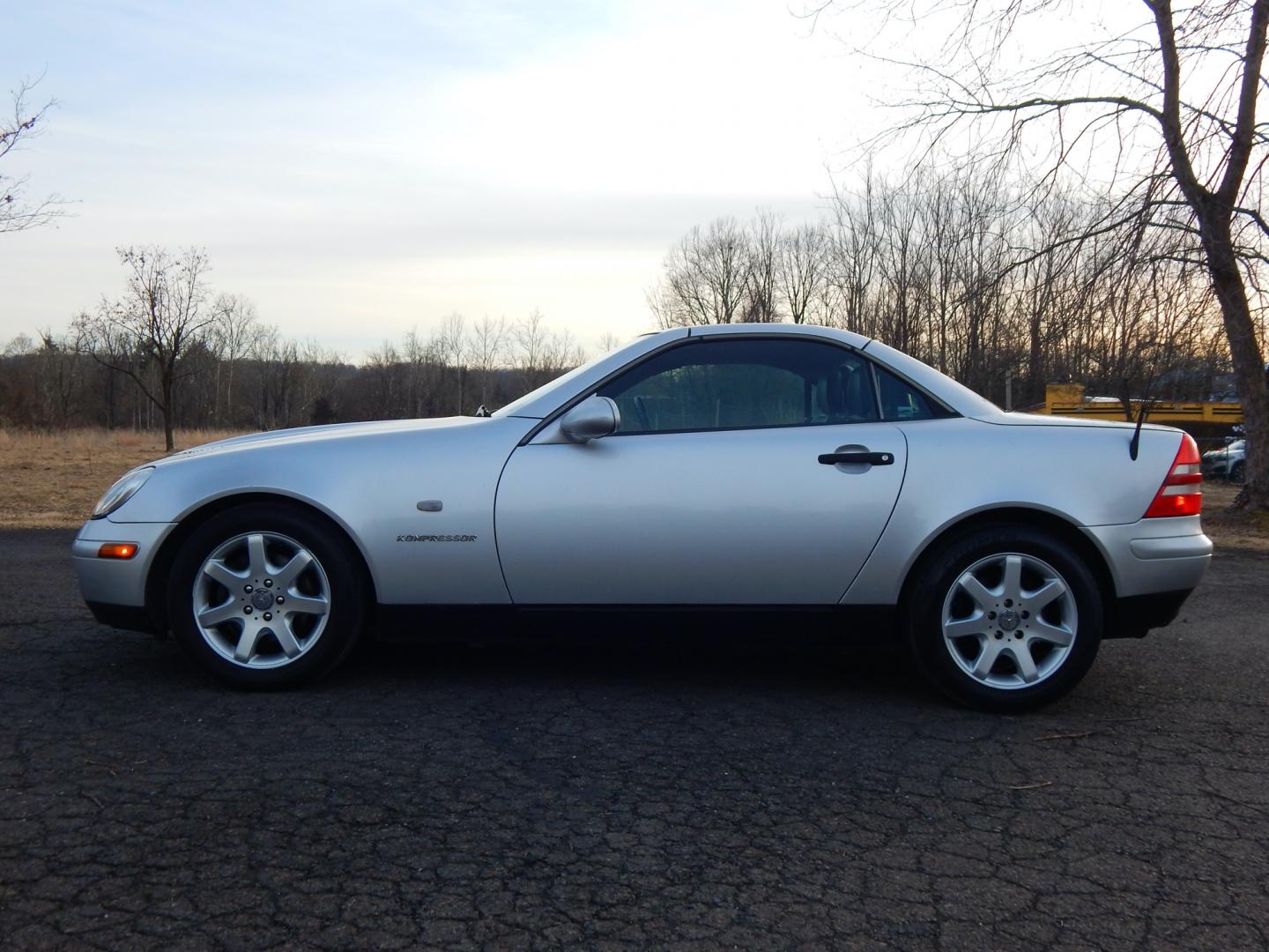 2000 Silver /Black Leather Mercedes-Benz SLK SLK230 (WDBKK47F2YF) with an 2.3L 4 cylinder supercharged engine, Automatic transmission, located at 6528 Lower York Road, New Hope, PA, 18938, (215) 862-9555, 40.358707, -74.977882 - Here we have a Mercedes SLK320 with a 2.3L 4 cylinder supercharged engine putting power to the rear wheels via an automatic transmission. Options include: black leather seats, power windows/locks/mirrors, Alpine head unit, heat/AC, tilt steering wheel, convertible hard top, cruise control, 16inch al - Photo#1